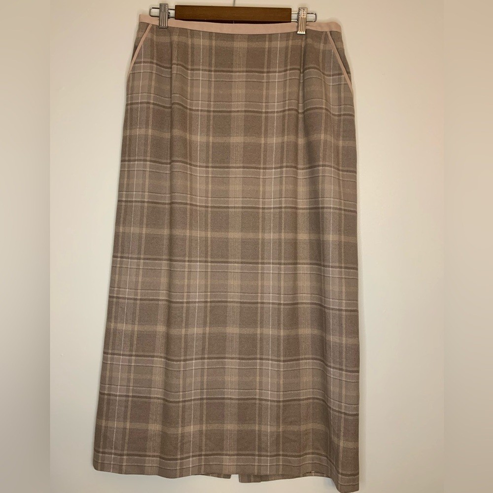 Vintage Pendleton 100 percent wool skirt in Plaid.
